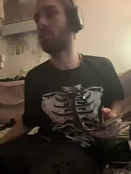 Snapshot of pervy_devil chatting on 12.16.25 pervy devil online show from 12.16.25