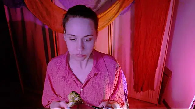 Snapshot of Malinax chatting on 10.17.25 Malinax online show from 10.17.25