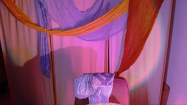 Snapshot of Malinax chatting on 11.20.25 Malinax online show from 11.20.25