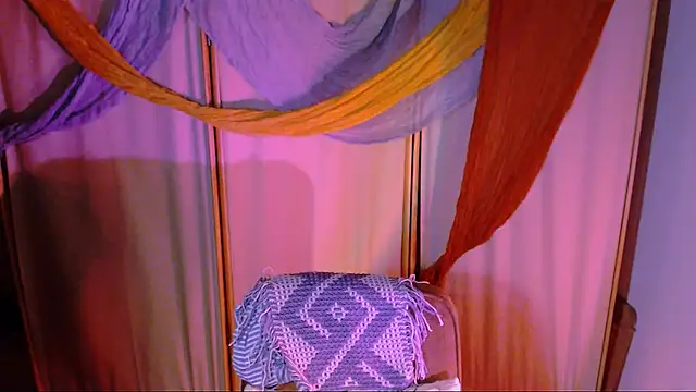 Snapshot of Malinax chatting on 11.21.25 Malinax online show from 11.21.25