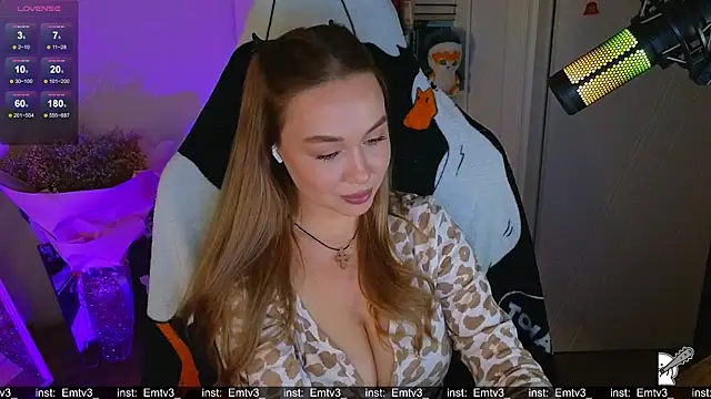 Snapshot of Emili1- chatting on 12.15.25 Emili1- online show from 12.15.25