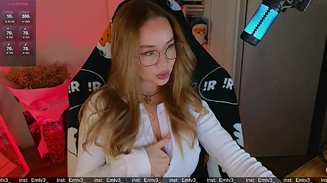 Snapshot of Emili1- chatting on 12.17.25 Emili1- online show from 12.17.25