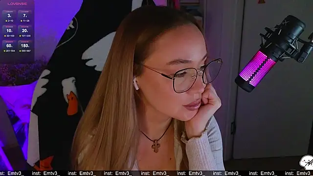 Snapshot of Emili1- chatting on 12.18.25 Emili1- online show from 12.18.25