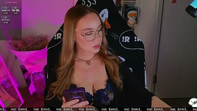 Snapshot of Emili1- chatting on 12.19.25 Emili1- online show from 12.19.25