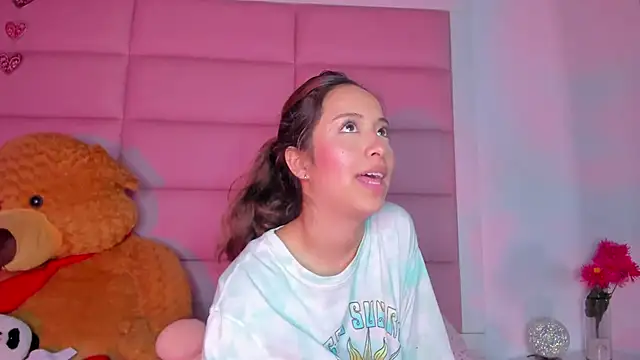 Snapshot of little-Emma chatting on 02.08.25 little-Emma online show from 02.08.25