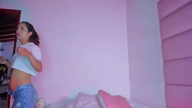 Snapshot of little-Emma chatting on 10.04.25 little-Emma online show from 10.04.25