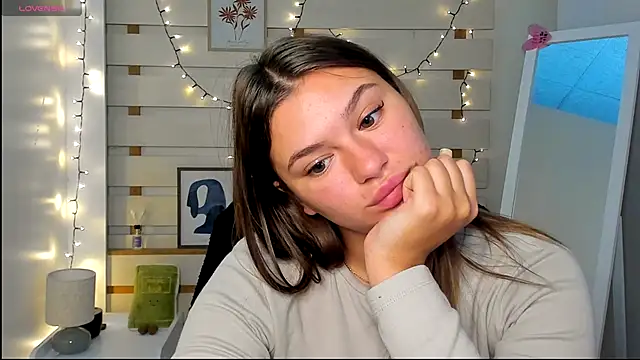 Josephine Kiss online show from 10.04.25