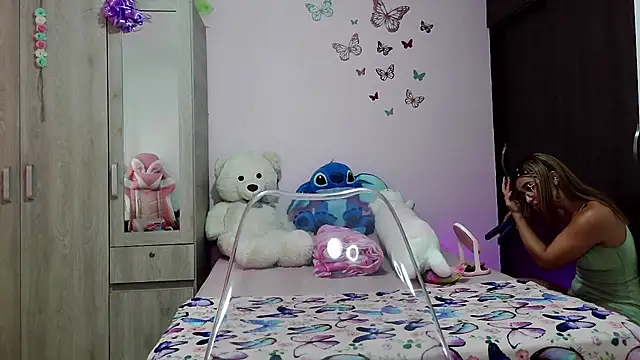 Snapshot of caroline_jonson chatting on 02.15.25 caroline jonson online show from 02.15.25