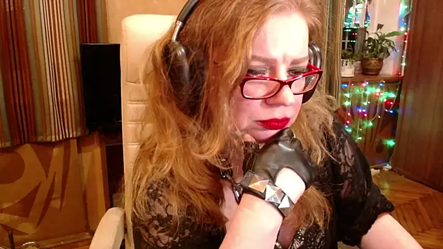 Snapshot of Miss_Tress chatting on 11.23.25 Miss Tress online show from 11.23.25