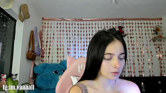 Snapshot of lucyy_tay chatting on 09.10.25 lucyy tay online show from 09.10.25