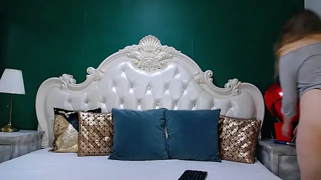 Snapshot of ArielBurn chatting on 02.19.25 ArielBurn online show from 02.19.25