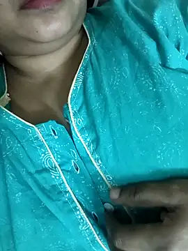 Snapshot of cuteyqueen chatting on 12.07.24 cuteyqueen online show from 12.07.24