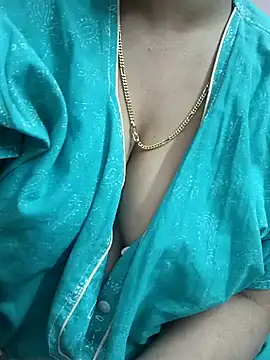 Snapshot of cuteyqueen chatting on 12.20.24 cuteyqueen online show from 12.20.24