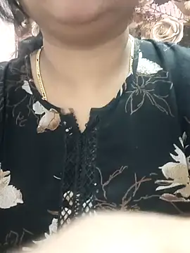 Snapshot of cuteyqueen chatting on 01.28.25 cuteyqueen online show from 01.28.25