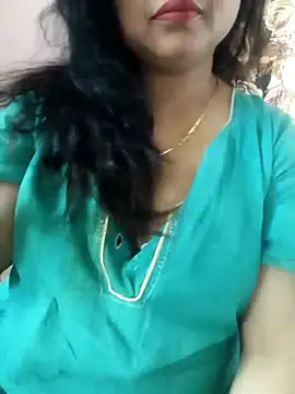 Snapshot of cuteyqueen chatting on 03.08.25 cuteyqueen online show from 03.08.25