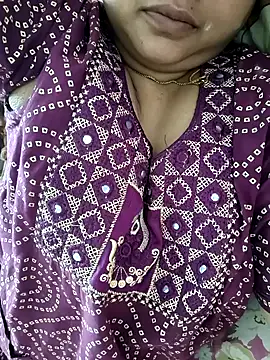 Snapshot of cuteyqueen chatting on 10.10.25 cuteyqueen online show from 10.10.25