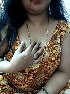 Snapshot of cuteyqueen chatting on 10.31.25 cuteyqueen online show from 10.31.25