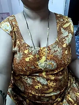 Snapshot of cuteyqueen chatting on 11.03.25 cuteyqueen online show from 11.03.25