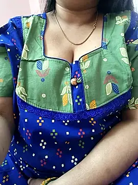 Snapshot of cuteyqueen chatting on 01.13.26 cuteyqueen online show from 01.13.26