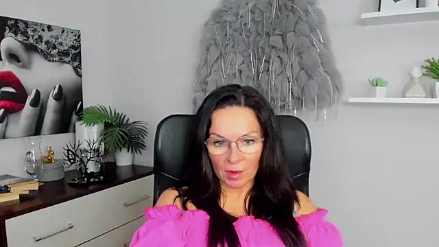 Snapshot of HelenLuxx chatting on 01.13.25 HelenLuxx online show from 01.13.25