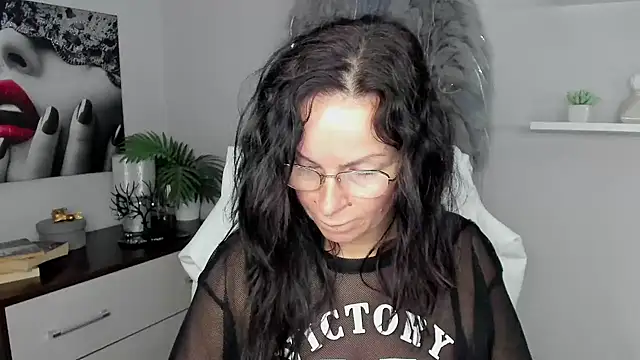 Snapshot of HelenLuxx chatting on 01.25.25 HelenLuxx online show from 01.25.25