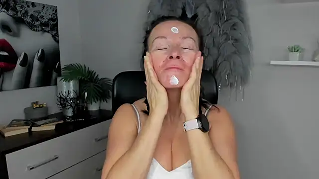 Snapshot of HelenLuxx chatting on 01.26.25 HelenLuxx online show from 01.26.25