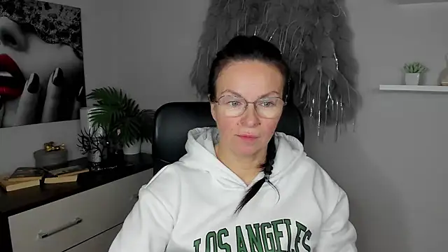 Snapshot of HelenLuxx chatting on 01.27.25 HelenLuxx online show from 01.27.25