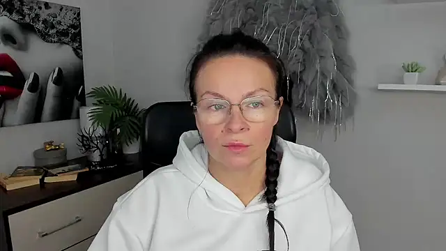 Snapshot of HelenLuxx chatting on 01.27.25 HelenLuxx online show from 01.27.25