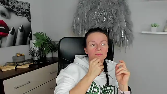 Snapshot of HelenLuxx chatting on 01.27.25 HelenLuxx online show from 01.27.25