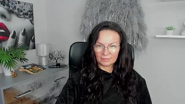 Snapshot of HelenLuxx chatting on 01.28.25 HelenLuxx online show from 01.28.25