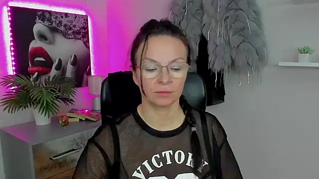 Snapshot of HelenLuxx chatting on 01.31.25 HelenLuxx online show from 01.31.25