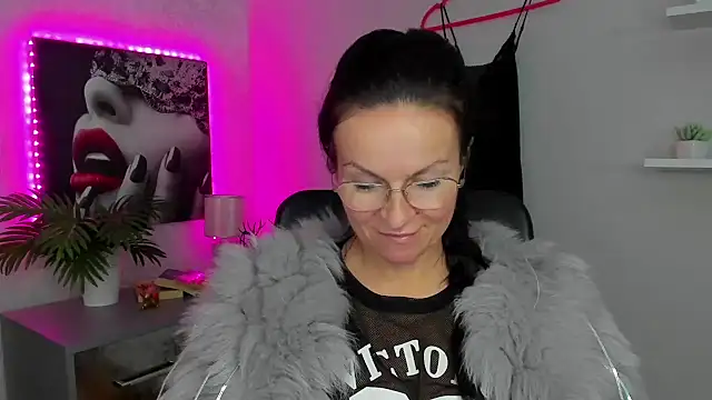 Snapshot of HelenLuxx chatting on 02.03.25 HelenLuxx online show from 02.03.25