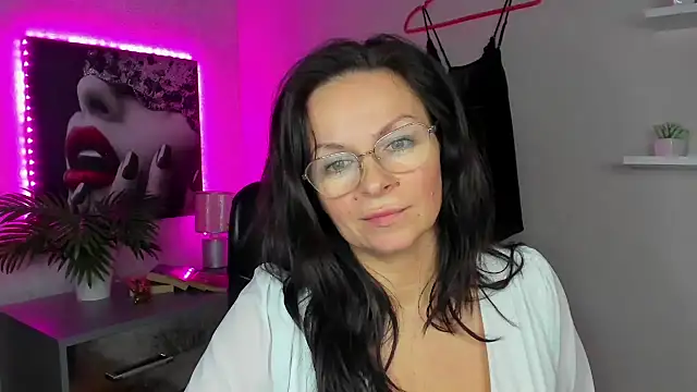 Snapshot of HelenLuxx chatting on 02.05.25 HelenLuxx online show from 02.05.25