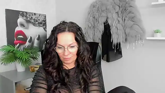 Snapshot of HelenLuxx chatting on 02.06.25 HelenLuxx online show from 02.06.25