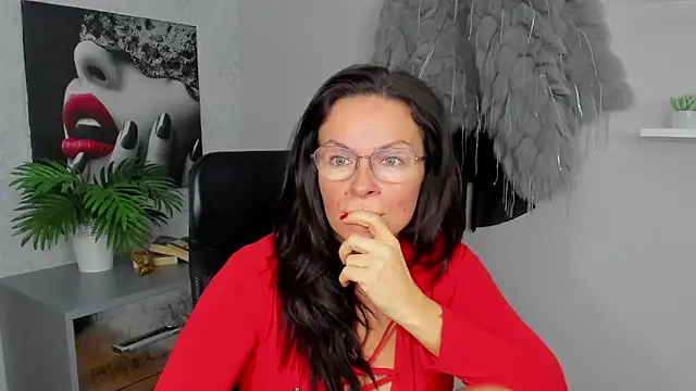 Snapshot of HelenLuxx chatting on 02.11.25 HelenLuxx online show from 02.11.25