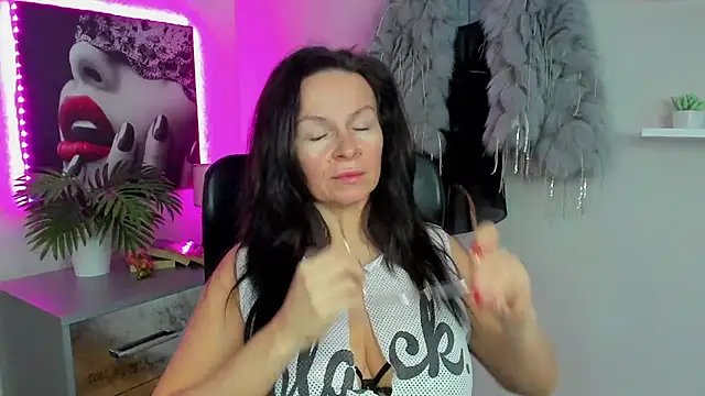 Snapshot of HelenLuxx chatting on 02.13.25 HelenLuxx online show from 02.13.25