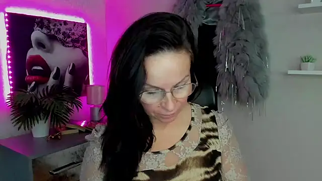 Snapshot of HelenLuxx chatting on 02.15.25 HelenLuxx online show from 02.15.25