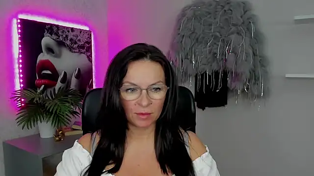 Snapshot of HelenLuxx chatting on 03.14.25 HelenLuxx online show from 03.14.25