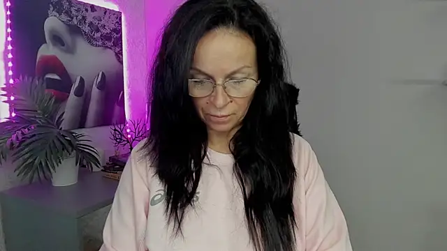 Snapshot of HelenLuxx chatting on 09.18.25 HelenLuxx online show from 09.18.25