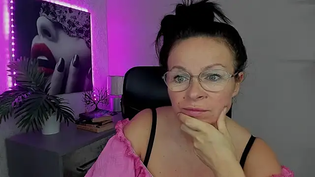 Snapshot of HelenLuxx chatting on 09.20.25 HelenLuxx online show from 09.20.25