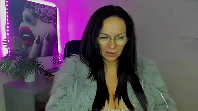 Snapshot of HelenLuxx chatting on 09.26.25 HelenLuxx online show from 09.26.25