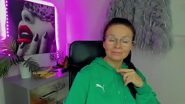 Snapshot of HelenLuxx chatting on 10.09.25 HelenLuxx online show from 10.09.25