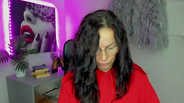 Snapshot of HelenLuxx chatting on 10.16.25 HelenLuxx online show from 10.16.25