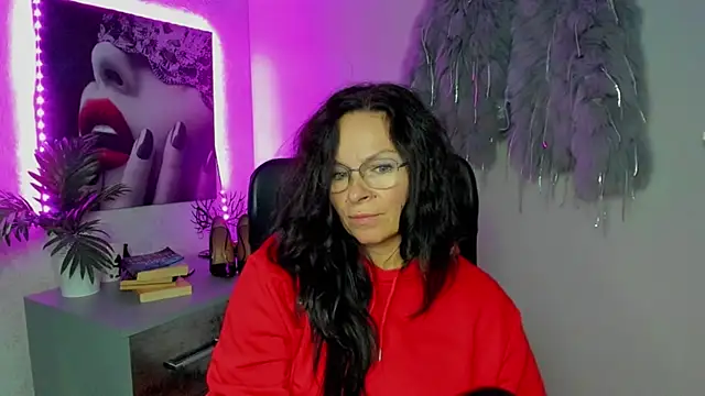 Snapshot of HelenLuxx chatting on 10.16.25 HelenLuxx online show from 10.16.25