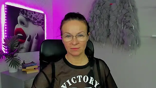 Snapshot of HelenLuxx chatting on 10.17.25 HelenLuxx online show from 10.17.25