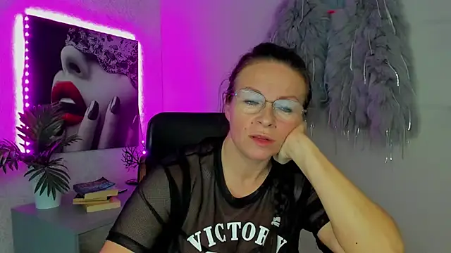 Snapshot of HelenLuxx chatting on 10.17.25 HelenLuxx online show from 10.17.25