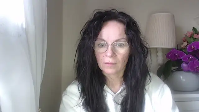 Snapshot of HelenLuxx chatting on 10.21.25 HelenLuxx online show from 10.21.25