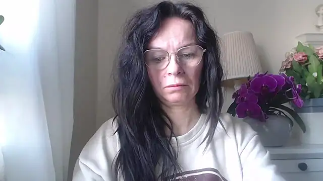 Snapshot of HelenLuxx chatting on 10.29.25 HelenLuxx online show from 10.29.25