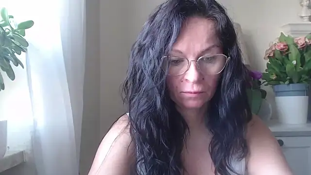 Snapshot of HelenLuxx chatting on 10.31.25 HelenLuxx online show from 10.31.25