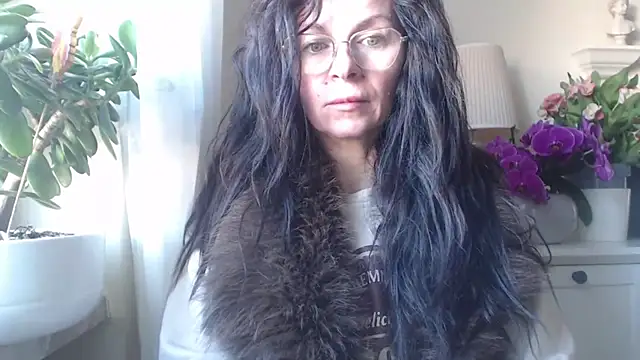 Snapshot of HelenLuxx chatting on 11.06.25 HelenLuxx online show from 11.06.25